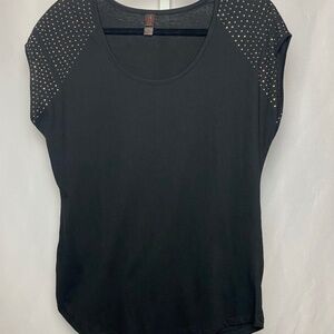 💙5/$15 District Made Womenʻs Black w/ Silver Sequins Cap Sleeve Blouse Medium